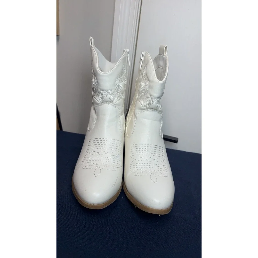 White Faux Leather Embroidered Western Cowgirl | Size 8.5